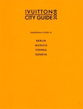 Gelber Einband des Louis Vuitton City Guide 2008 mit dem Titel und den Namen von vier europäischen Städten: Berlin, München, Wien und Genf, in schwarzer Schrift in der Mitte der Seite.