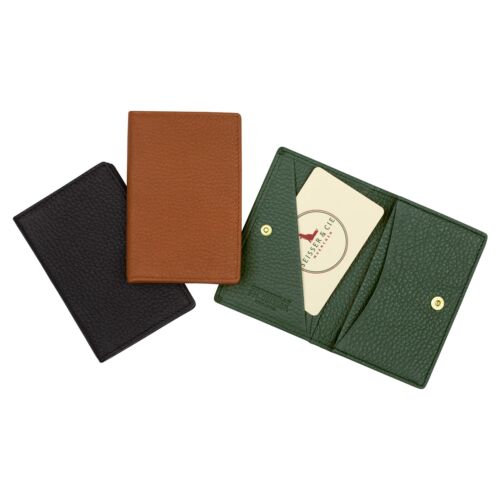 Abgebildet sind drei Leder-Kartenhalter: einer in Schwarz, einer in Braun und einer in Grün. Das grüne Kartenetui ist offen und zeigt zwei Fächer und eine Visitenkarte im Inneren. Die anderen sind geschlossen.