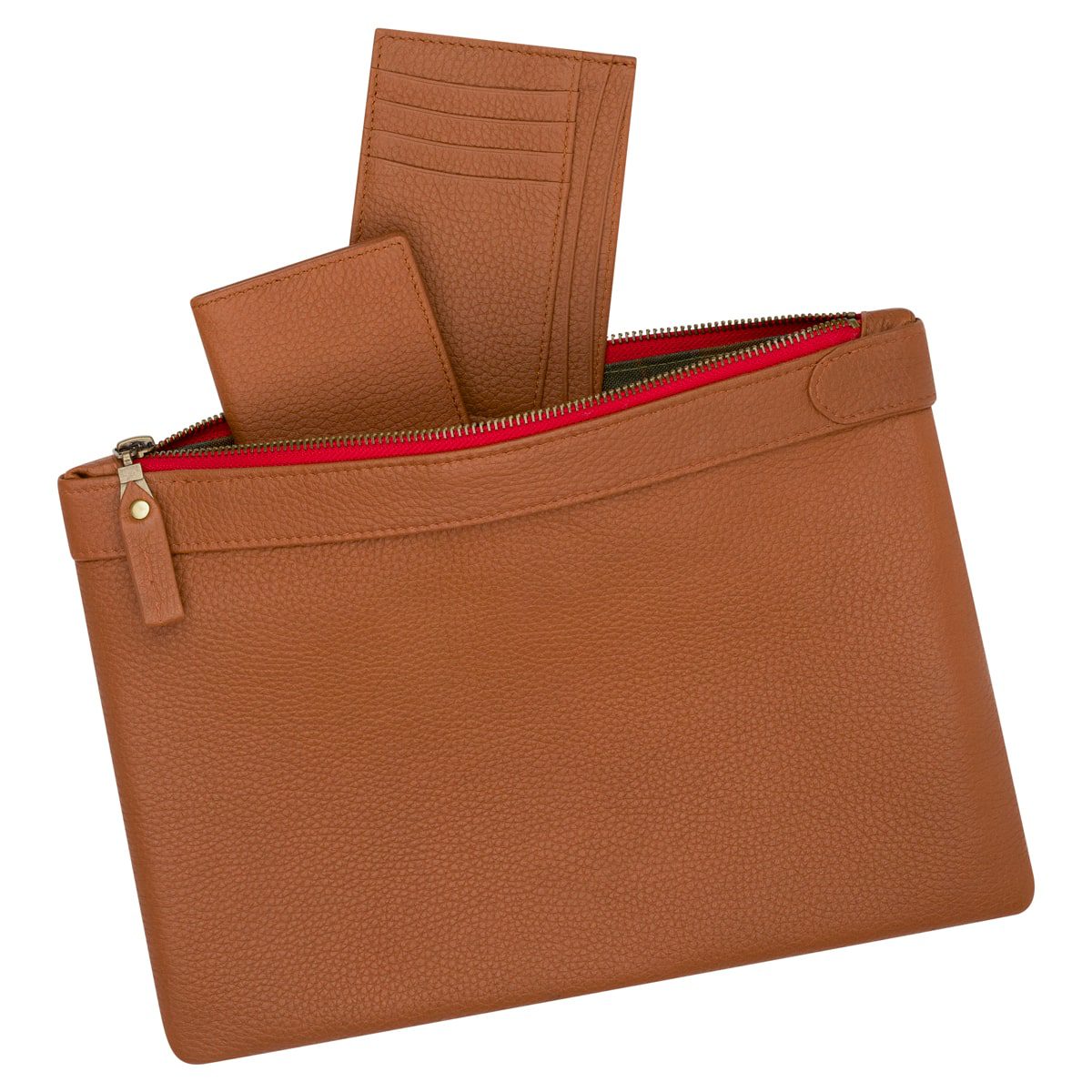 Eine braune Ledertasche mit Reißverschluss und roter Innenseite, die ein passendes Portemonnaie und ein Kartenetui enthält, alle aus dem gleichen Ledermaterial gefertigt.