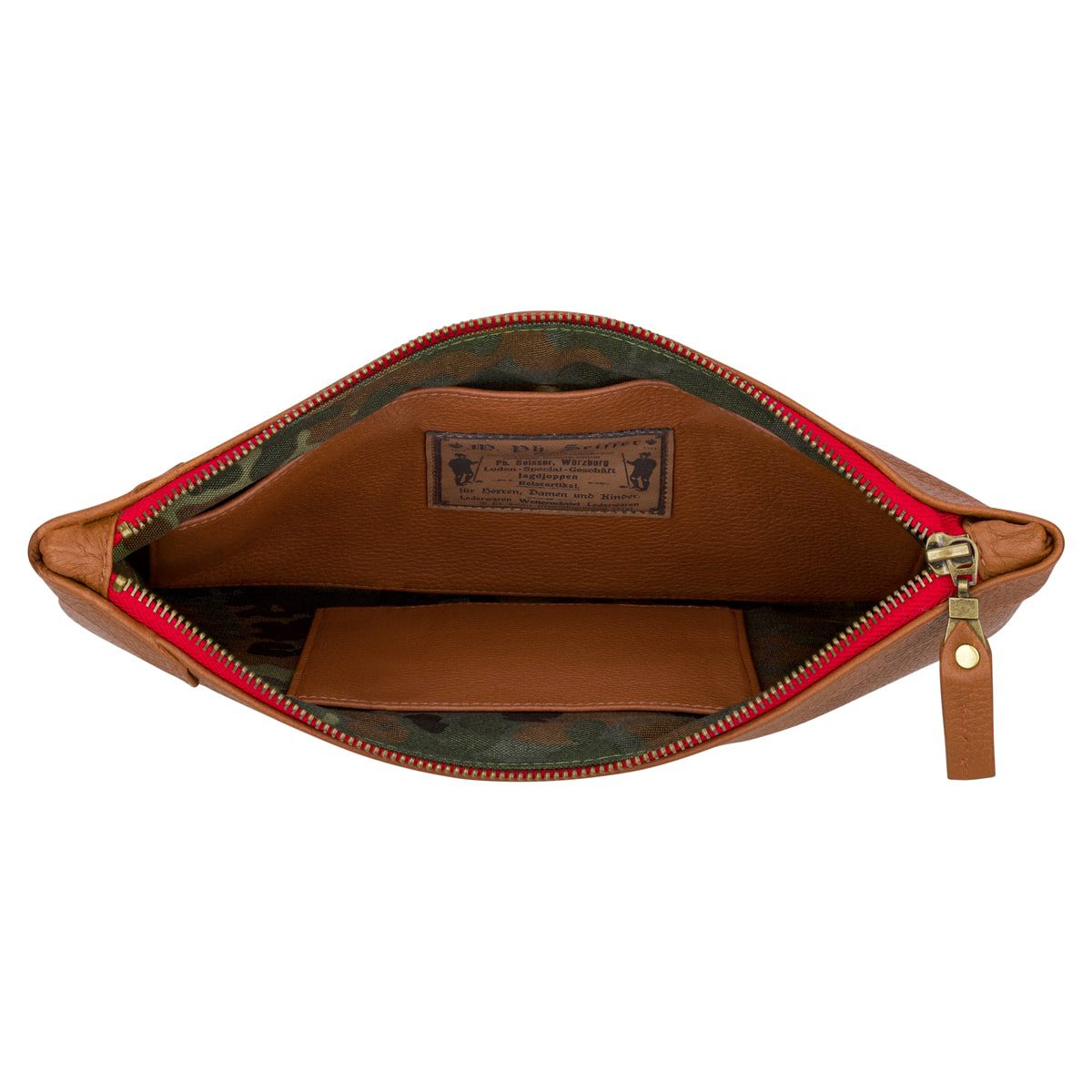 Die Clutch "Tri-Color" besteht aus einer offenen braunen Ledertasche mit rotem Reißverschluss und Messingzug, die ein Innenleben mit Camouflage-Muster, einen rechteckigen Lederaufnäher mit Text und eine schmale Innentasche enthüllt.