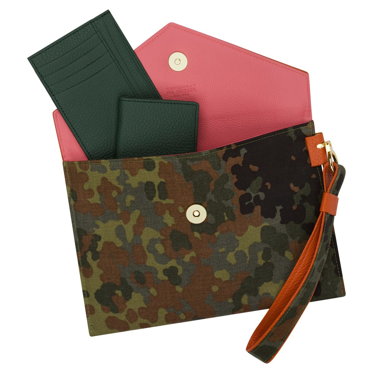 Die Clutch "Tri-Color" hat ein Camouflage-Muster, ein orangefarbenes Armband, eine pinkfarbene Innenausstattung und einen goldenen Schnappverschluss. Im Inneren sind ein dunkelgrünes Portemonnaie und ein Kartenhalter teilweise sichtbar.