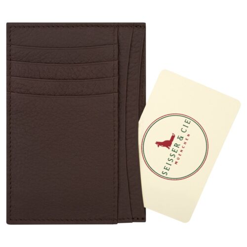 Das Karten-Etui für 8 Karten (Cognac), ein Kartenetui aus braunem Leder mit mehreren Fächern, wird neben einer cremefarbenen Karte mit einem roten Hund und dem kreisförmigen Logo "SEISER & CIE MÜNCHEN" präsentiert.