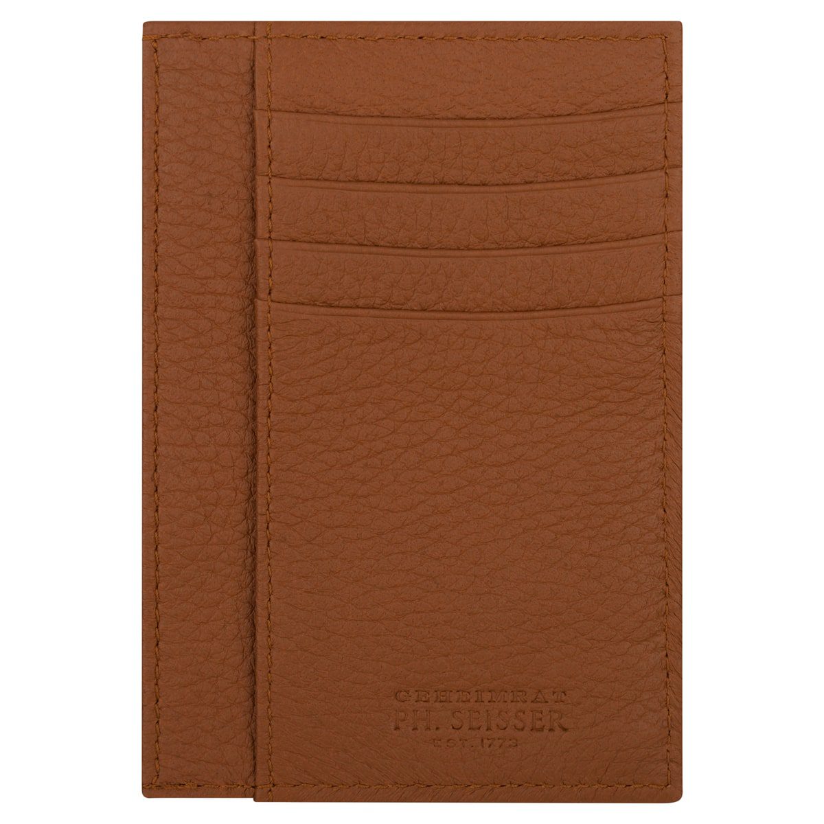 Ein Kartenetui aus braunem Leder mit vier Kartenfächern und geprägtem Text auf der Unterseite. Die Textur ist gekörnt und das Gesamtdesign ist minimalistisch und schlank.