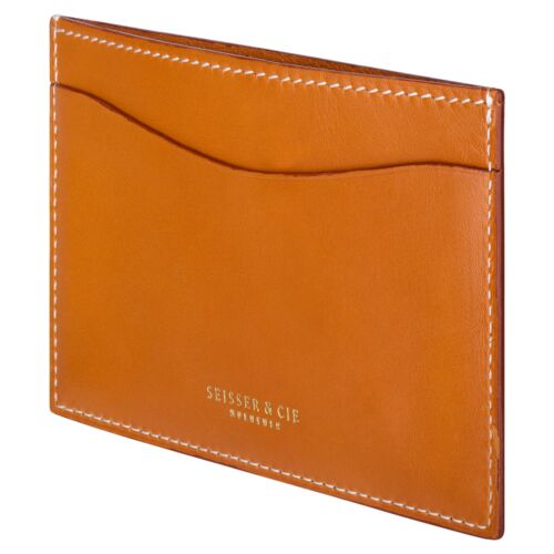 Ein schlankes, hellbraunes Kartenetui aus Leder mit weißen Nähten an den Rändern und dem in Gold geprägten Markennamen "SEISSER & CIE" auf der Vorderseite. Das Kartenetui hat zwei sichtbare Fächer für Karten.