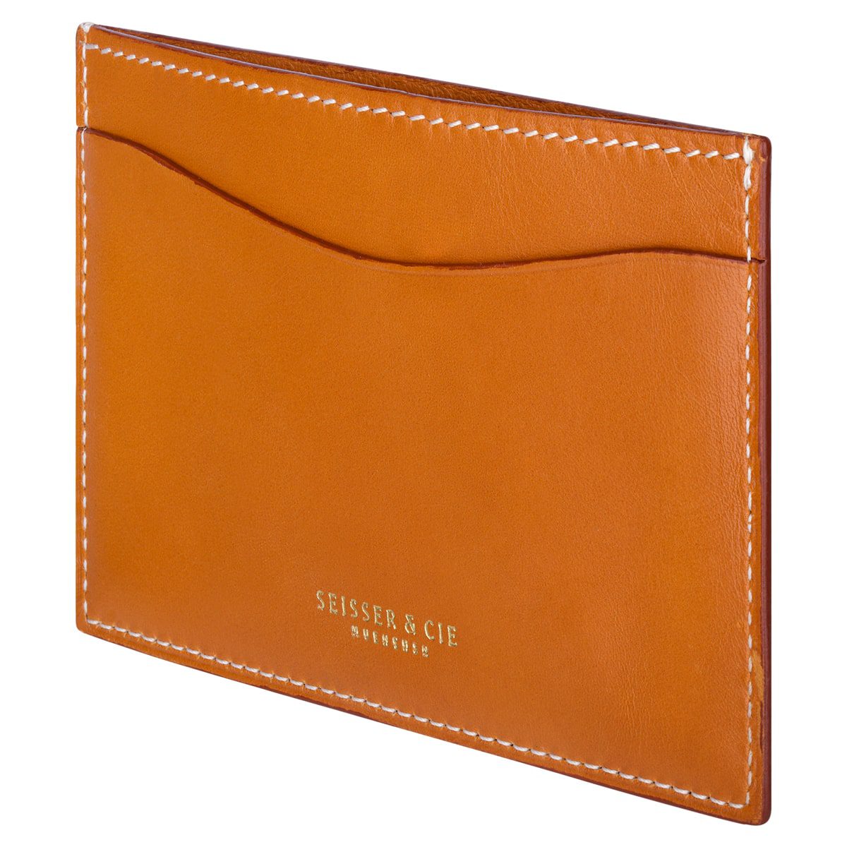 Ein schlankes, hellbraunes Kartenetui aus Leder mit weißen Nähten an den Rändern und dem in Gold geprägten Markennamen "SEISSER & CIE" auf der Vorderseite. Das Kartenetui hat zwei sichtbare Fächer für Karten.