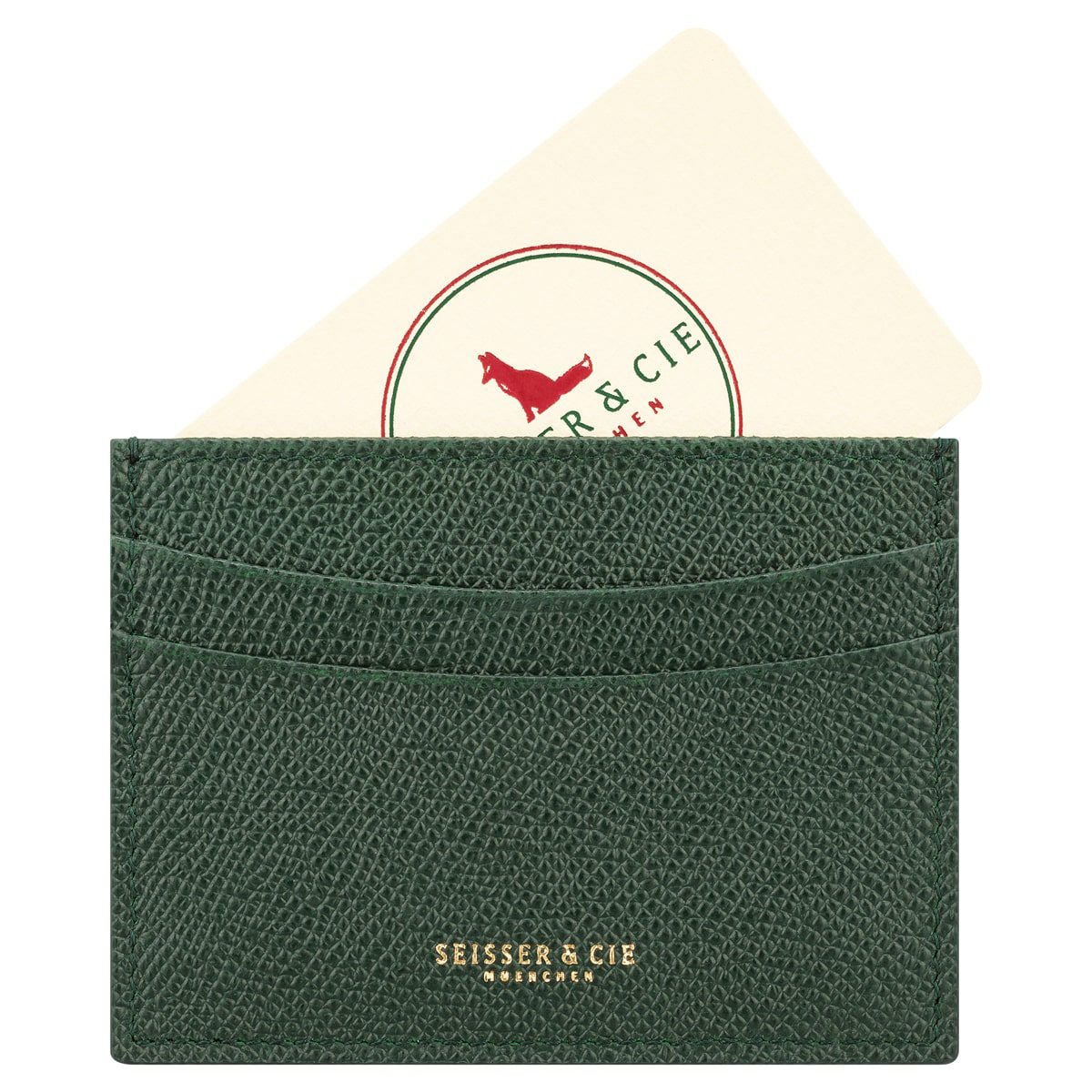 Das Kreditkarten-Etui (Racing Green) ist ein grünes, strukturiertes Lederetui mit drei Schlitzen, goldener "SEISSER & CIE"-Prägung und einer cremefarbenen Karte mit rotem Fuchslogo und grünem Text.