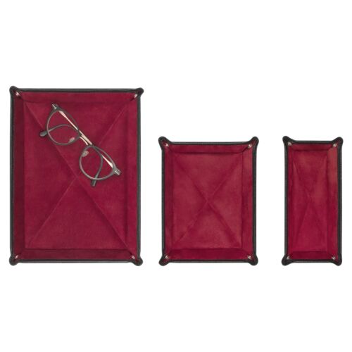 Drei rote rechteckige Vide-Poche L-Tabletts aus Leder (21x15cm), jedes mit schwarzen Rändern, sind nebeneinander auf weißem Hintergrund angeordnet. Das größte Tablett enthält ein Paar Brillen.