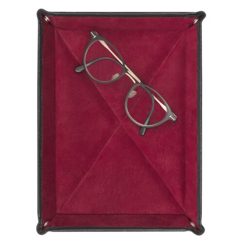 Eine runde, dunkel gerahmte Brille liegt schräg in einer Vide-Poche L (21x15cm), einem rechteckigen Tablett mit rotem Samtfutter und schwarzen Lederrändern, wie von oben gesehen.