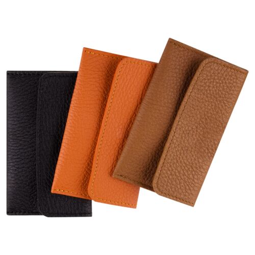 Das Mini-Etui mit Druckknopf (Schwarz) wird zusammen mit drei anderen Lederbrieftaschen in Orange, Hellbraun und Dunkelbraun gezeigt, die sich alle auf weißem Hintergrund überlappen.