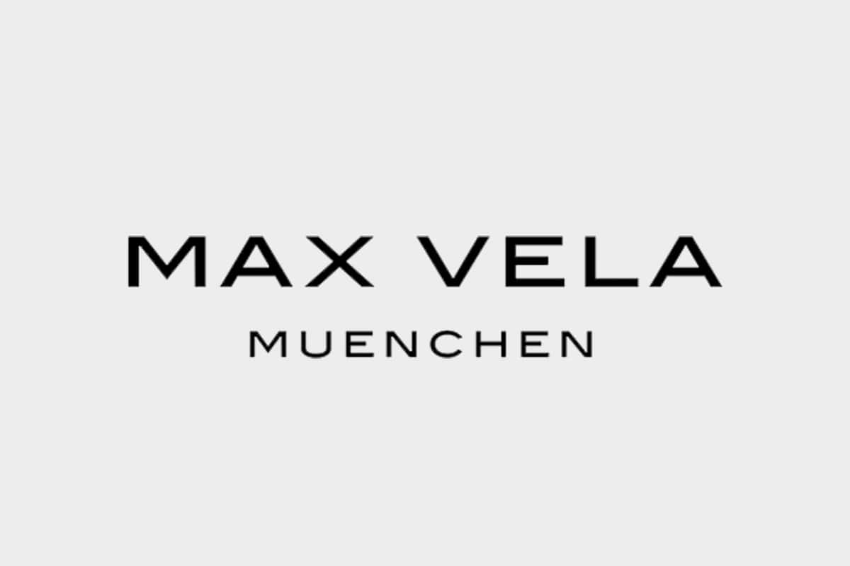 Schwarzer Text auf hellgrauem Hintergrund: "MAX VELA" in großen Großbuchstaben, "MUENCHEN" in kleineren Großbuchstaben mittig darunter.