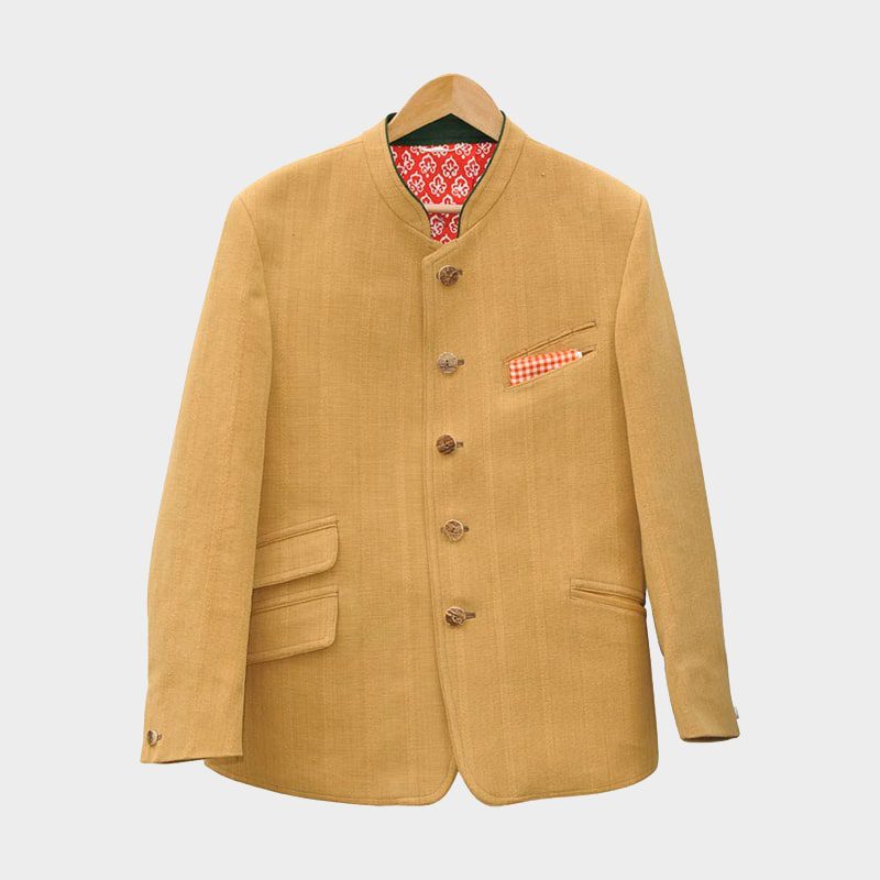 Hellbrauner, geknöpfter Blazer mit Mandarinenkragen, ausgestellt auf einem Holzbügel. Er verfügt über drei Vordertaschen, ein rot gemustertes Futter und ein orangefarbenes kariertes Einstecktuch.