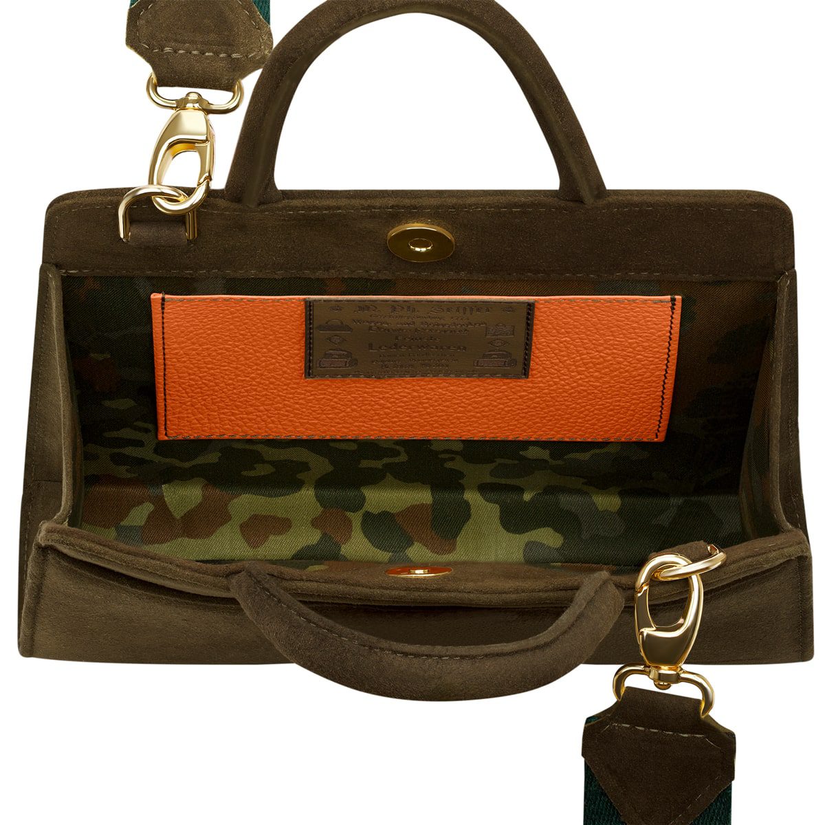 Die Clutch "Paris/Cortina" (Braun, echter Hirsch) verfügt über goldene Beschläge, eine orangefarbene Ledertasche, grünes Futter mit Tarnmuster und einen abnehmbaren Schulterriemen, der an goldenen Ringen befestigt ist.