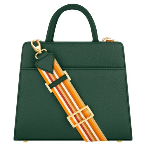 Die Clutch "Paris/Cortina" (Racing-Green) ist eine strukturierte, dunkelgrüne Handtasche mit einem Henkel an der Oberseite, goldener Hardware und einem abnehmbaren, orange, weiß und gelb gestreiften Schulterriemen.