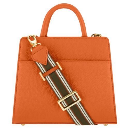 Die Clutch "Paris/Cortina" ist eine strukturierte braune Tasche aus echtem Hirschleder mit einem Henkel an der Oberseite und einem breiten, verstellbaren Schulterriemen mit dunkelgrünen und weißen Streifen sowie goldener Hardware.