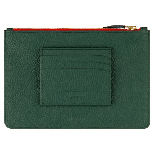 Ein grünes Lederetui mit strukturierter Oberfläche, mit einem angebrachten Kartenhalter mit vier Schlitzen und einem roten Reißverschluss oben mit einem goldenen Reißverschlusszug.