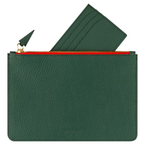 Ein grünes strukturiertes Lederetui mit goldenem Reißverschluss und roter Verzierung, das teilweise geöffnet werden kann, um ein passendes grünes Lederetui zum Vorschein zu bringen.