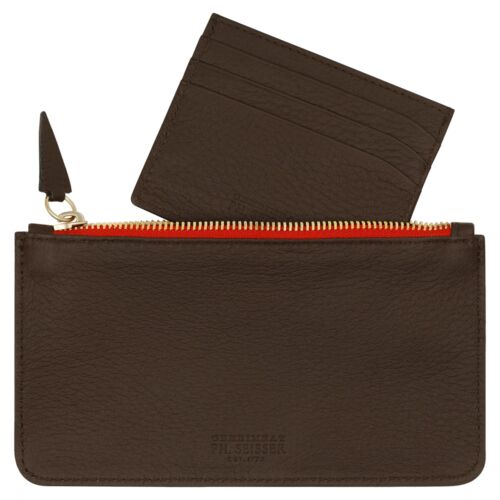 Das Reise-Set "ROMA Mini" (Braun, echter Hirsch) besteht aus einem braunen, strukturierten Lederetui mit goldenem Reißverschluss und einem passenden braunen Kartenetui, das teilweise im Inneren platziert ist - beide aus echtem Hirschleder.