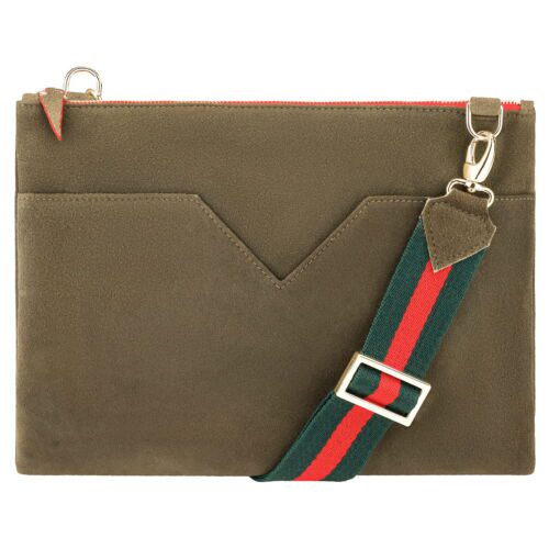 Eine braune Wildleder-Clutch mit goldenem Reißverschluss und Metallhaken und einem abnehmbaren grün-rot gestreiften Schulterriemen mit goldener Hardware.