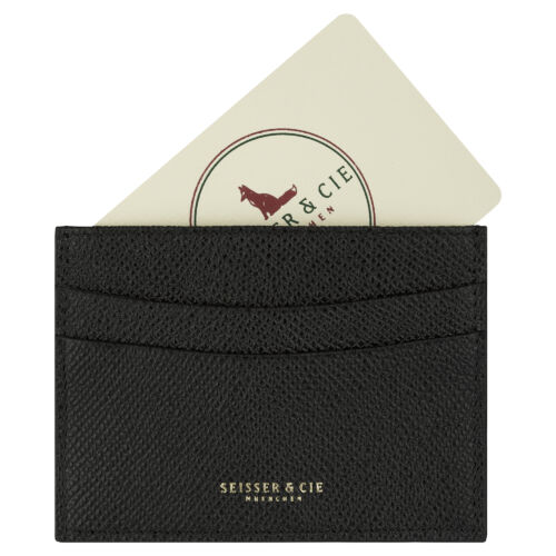 Ein schwarz, strukturiertes Kreditkarten-Etui (Schwarz) mit der goldenen Aufschrift "SEISSER & CIE MÜNCHEN" hält eine cremefarbene Karte mit rotem Fuchs-Logo und kreisförmigem Text.
