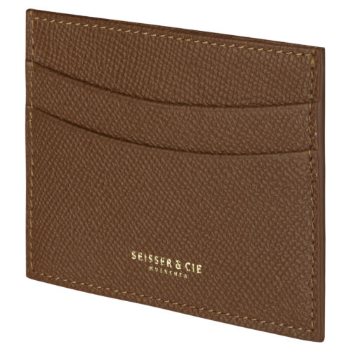 Kartenetui aus cagnacfarbenen, strukturiertem Leder mit zwei Kartenfächern und Goldprägung "SEISSER & CIE MÜNCHEN" auf der unteren Vorderseite.
