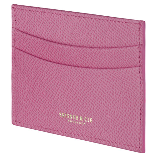 Kartenetui aus rosa, strukturiertem Leder mit zwei Kartenfächern und Goldprägung "SEISSER & CIE MÜNCHEN" auf der unteren Vorderseite.